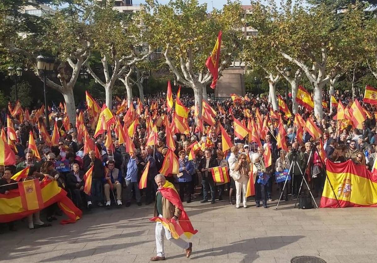 Imagen principal - Una multitud se ha dado cita en El Espolón en contra de la amnistía. Abajo, los populares Capellán y Gamarra, atendiendo a los medios de comunicación.