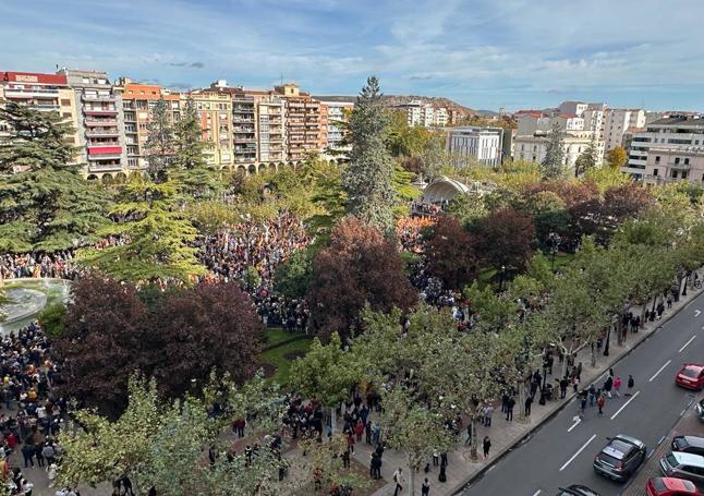 El Espolón, desde arriba, donde se aprecia ligeramente la multitud congregada este domingo.