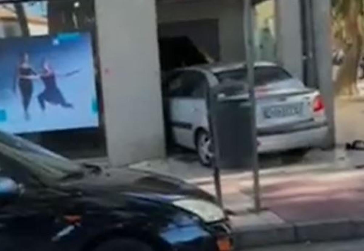Arrestado tras embestir con su coche un cajero automático porque «no le daba dinero»