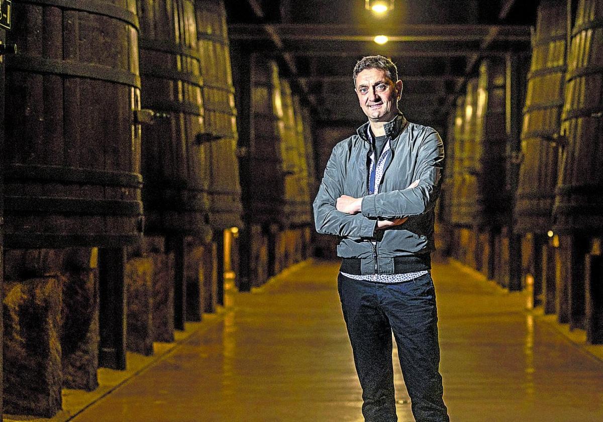 Rubén Provedo, en la sala de viejas tinas centenarias.