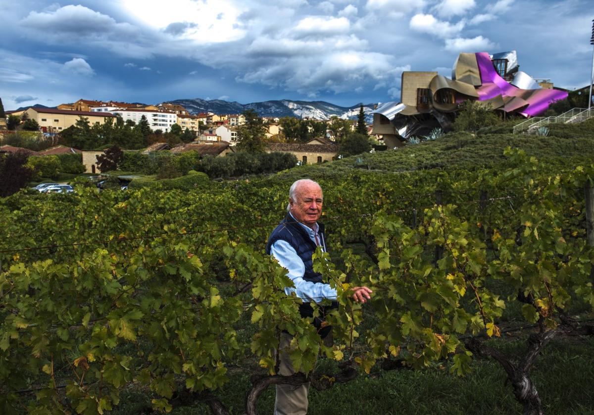 Francisco Hurtado de Amézaga, director técnico de la bodega, en los viñedos ubicados junto al hotel que diseñó Frank Gehry.