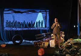 El actor Fernando Moreno, de la compañía El Perro Azul Teatro, en una escena de 'Nómada'.
