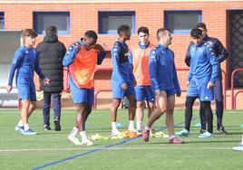 Jannick Buyla observa su peto en un entrenamiento de la SD Logroñés.