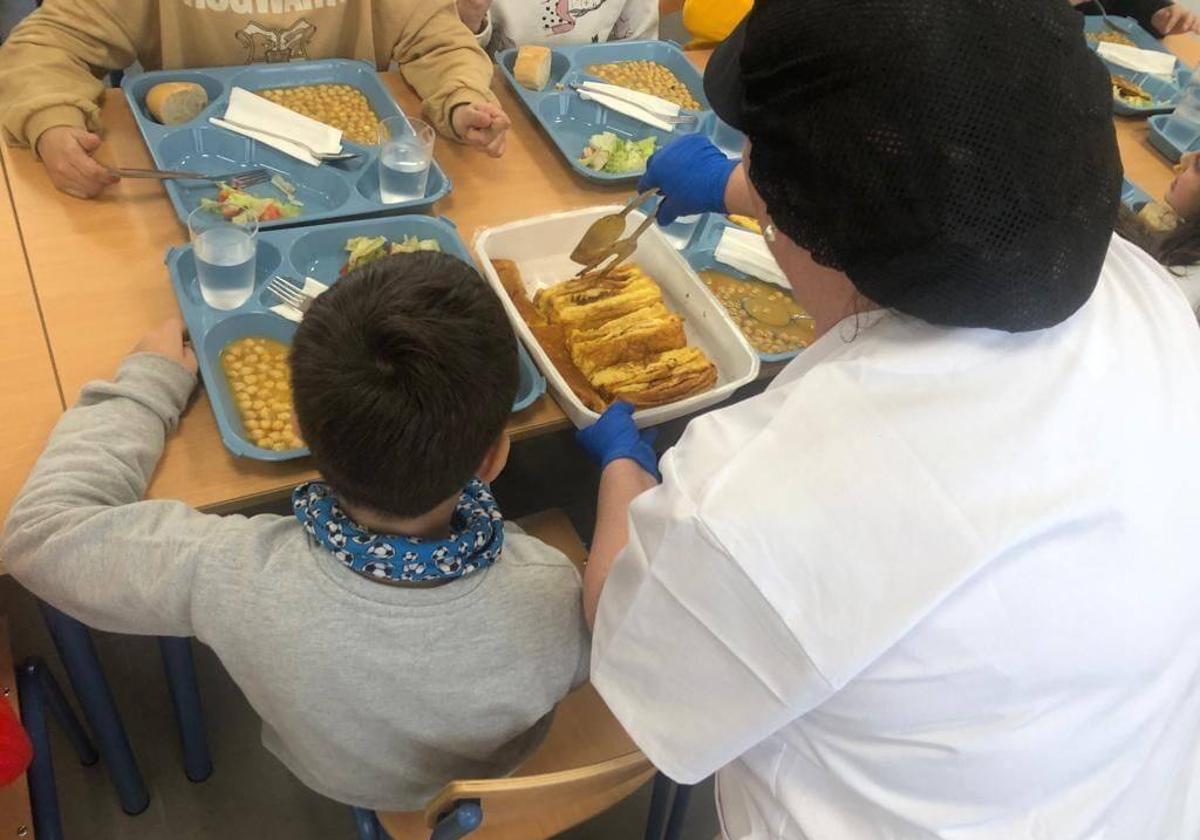 Escolares comen en su centro educativo.