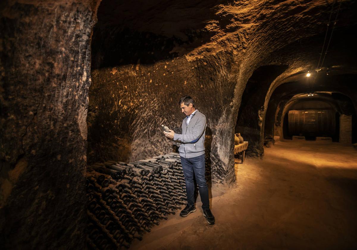 Rubén Pérez Cuevas, enólogo de la bodega, observa una botella del viejo calado.