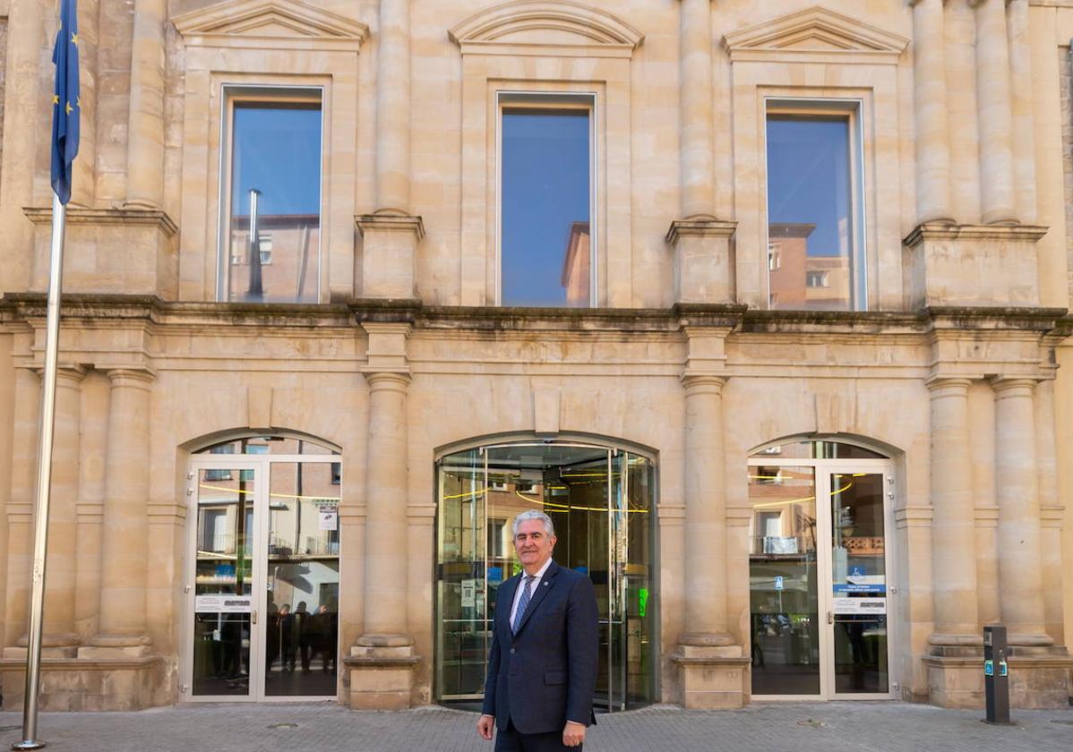 Javier Marca, presidente del TSJR, ante el Palacio de Justicia.