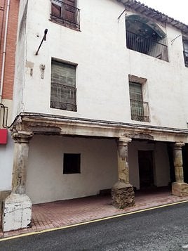 Antes y después. La conocida como 'Casa del Hereje' ya está limpia.