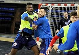 Abdoula Modi lucha con Roly Uríos en el entrenamiento de este jueves.