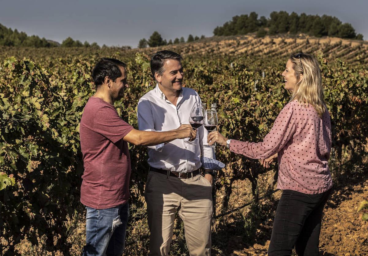 Carlos Ferreiro, David Sáenz de Ojer y Stephanie Abel, en el viñedo