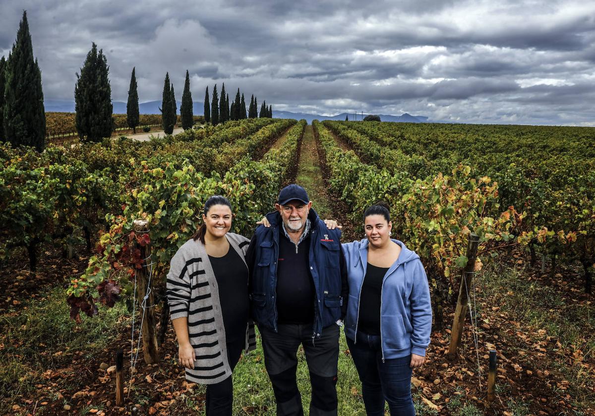 Paco Oliván, con sus hijas Alba y Sara, en Finca la Oración.