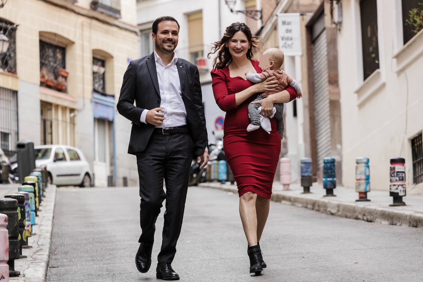 Garzón preside la reunión de la Coordinadora Federal de Izquierda Unida: el líder de Izquierda Unida (IU) y ministro de Consumo, Alberto Garzón, llega junto a su esposa y su hijo a la reunión de la Coordinadora Federal de su partido, en junio de 2023.