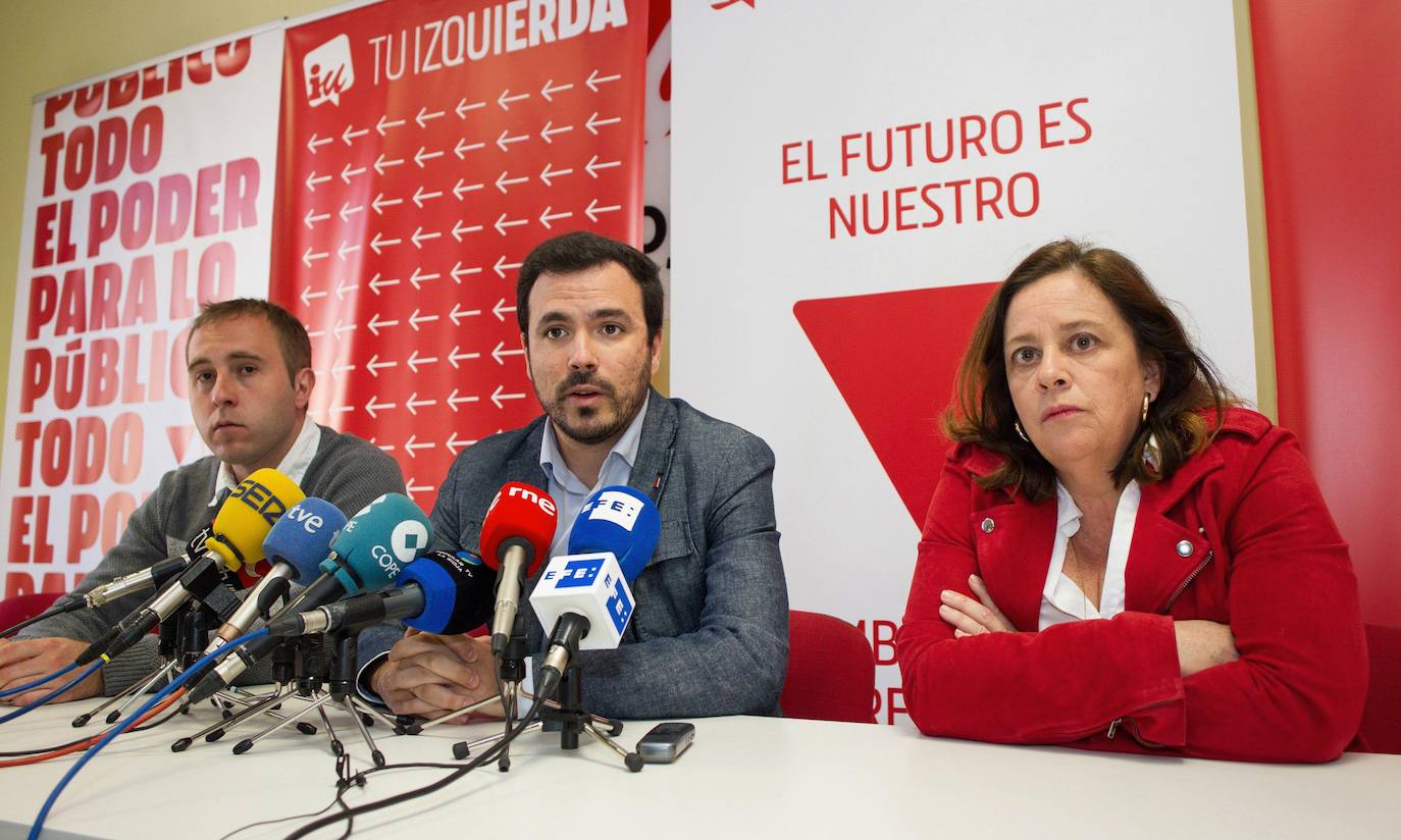 El coordinador federal de IU, Alberto Garzón (c), durante la conferencia de prensa este martes en Logroño, junto al coordinador de la coalición en La Rioja, Diego Mendiola (iz) y la candidata al Parlamento de La Rioja, Henar Moreno. 