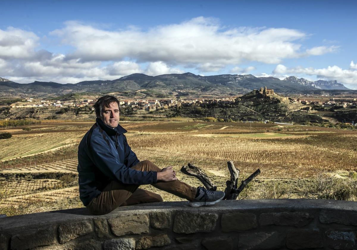 Pepo Salguero en el mirador de La Salviaza, con San Vicente al fondo.