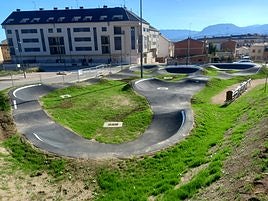 Vista del 'pumptrack' de Villamediana en la que se aprecian, en el césped interior, rodadas de motocicletas.