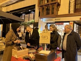 Uno de los establecimientos que ha sacado sus productos a la calle, durante la visita del alcalde.