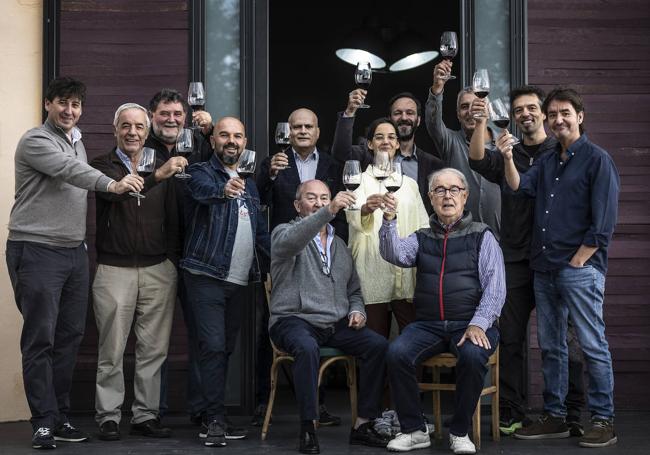 El equipo de cata, o los afortunados. Eduardo Hernáiz, Fernando Martínez de Toda, Juan Carlos Sancha. Raúl Martínez, Antonio Palacios, María Izquierdo, Thibaut Fourton, Alberto Gil, Ignacio Alcántara, Fernando Bóbeda y, sentados, Basilio Izquierdo y Serge Fourton.