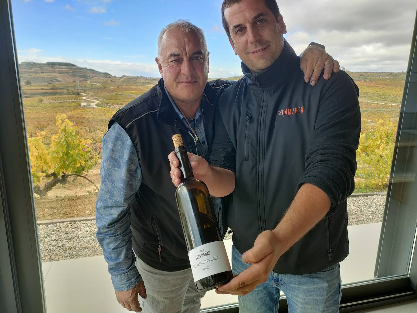 Jon Cañas y Fidel Fernández posan con una botella de benedicto. Sólo hay 40 en el mundo