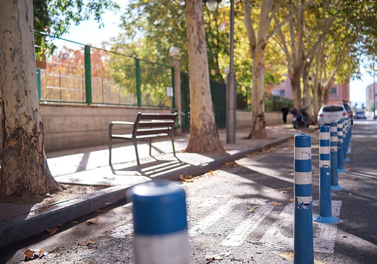 Bolardos en la calzada para dar más espacio peatonal a la salida del colegio.