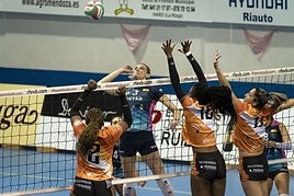 Gritzbach se prepara para rematar en un instante del partido.