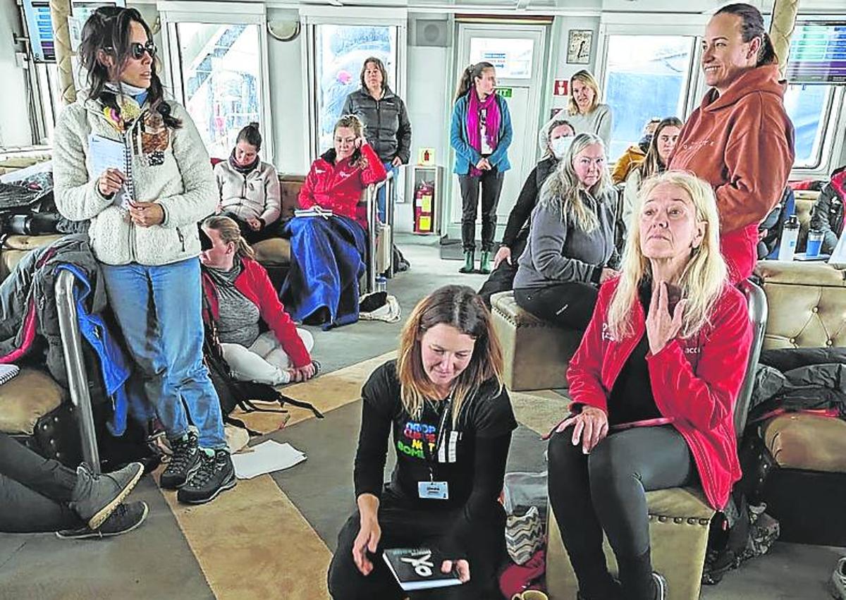 Imagen secundaria 1 - Arriba Hilde Pérez, Zaida Ortega, Marga López Rivas y Judit Jiménez son las españolas del primer grupo de la expedición Homeward Bound. Abajo a la izquierda grupo de mujeres en el barco, trabajando en acciones conjuntas. Abajo a la derecha la vista desde la ventana de su litera. 