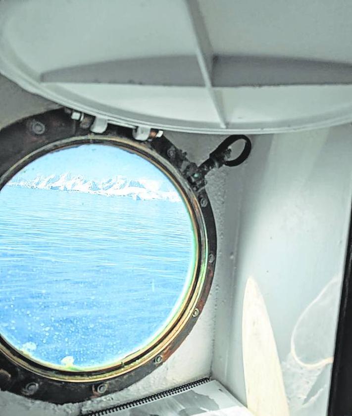 Imagen secundaria 2 - Arriba Hilde Pérez, Zaida Ortega, Marga López Rivas y Judit Jiménez son las españolas del primer grupo de la expedición Homeward Bound. Abajo a la izquierda grupo de mujeres en el barco, trabajando en acciones conjuntas. Abajo a la derecha la vista desde la ventana de su litera. 