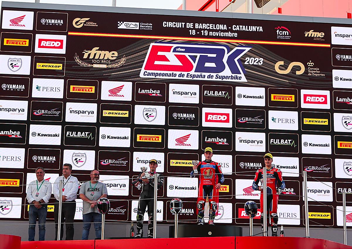Imagen secundaria 1 - El alfareño Unai Orradre se proclama campeón de España de Superstock 1.000 en el Nacional de Superbikes