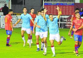 Izeta festeja su gol, el que daba la victoria al Athletic B en La Planilla.