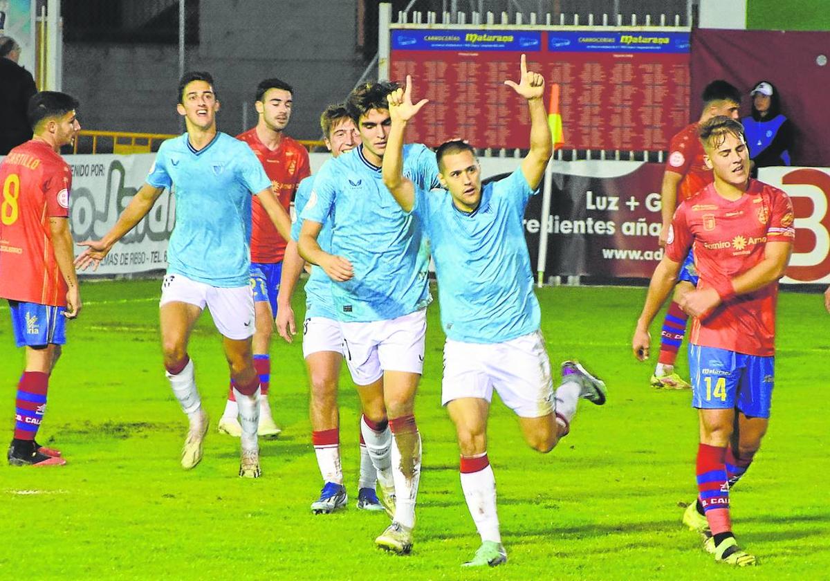 Izeta festeja su gol, el que daba la victoria al Athletic B en La Planilla.