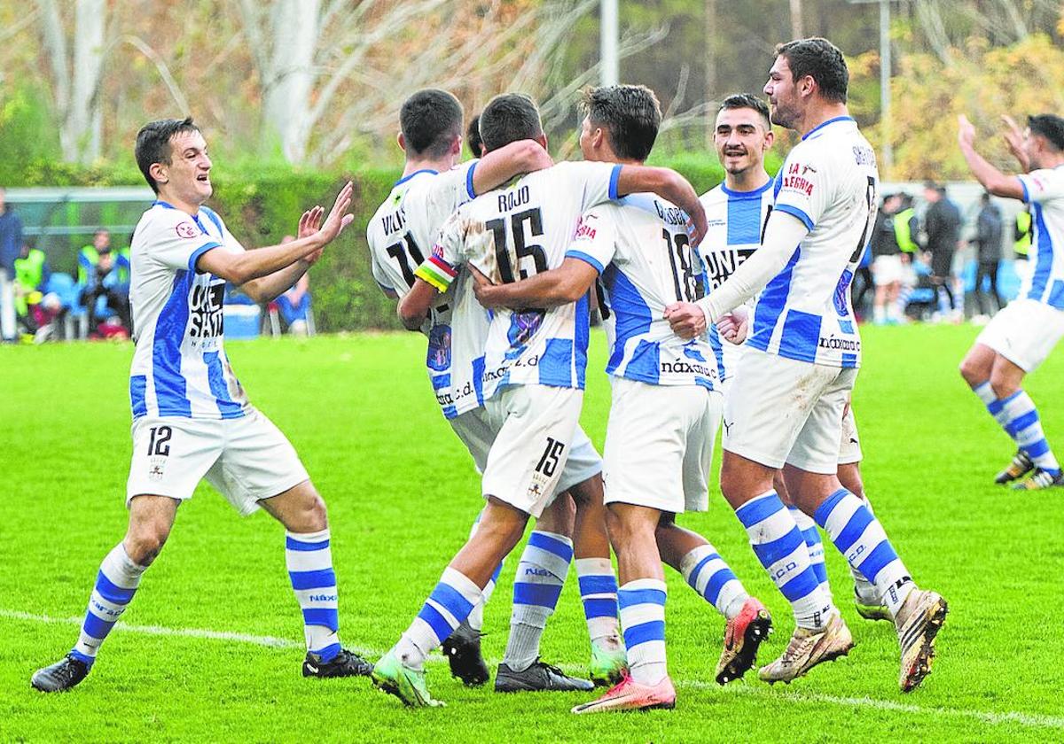 Los jugadores del Náxara celebran uno de los goles con los que consiguieron imponerse al Brea.