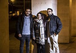 Los hermanos Akram y Natalia Abou Garad Soto y Ahmed N.M. Yaghi posan en la tarde de ayer en el parque de Los Lirios de Logroño.