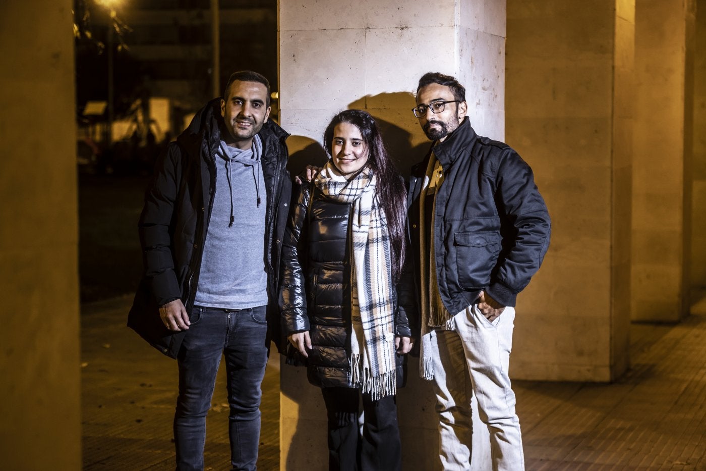 Los hermanos Akram y Natalia Abou Garad Soto y Ahmed N.M. Yaghi posan en la tarde de ayer en el parque de Los Lirios de Logroño.
