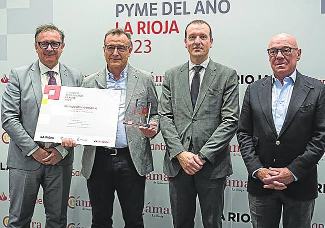 Carmelo Loza posa con el premio y el diploma acreditativo.