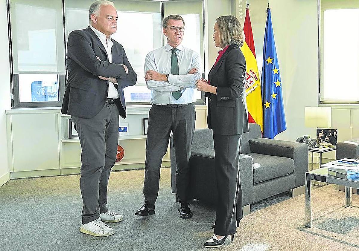 Esteban González Pons, Alberto Núñez Feijóo y Cuca Gamarra, en la sede de Génova, tras la reunión del comité de dirección del PP.