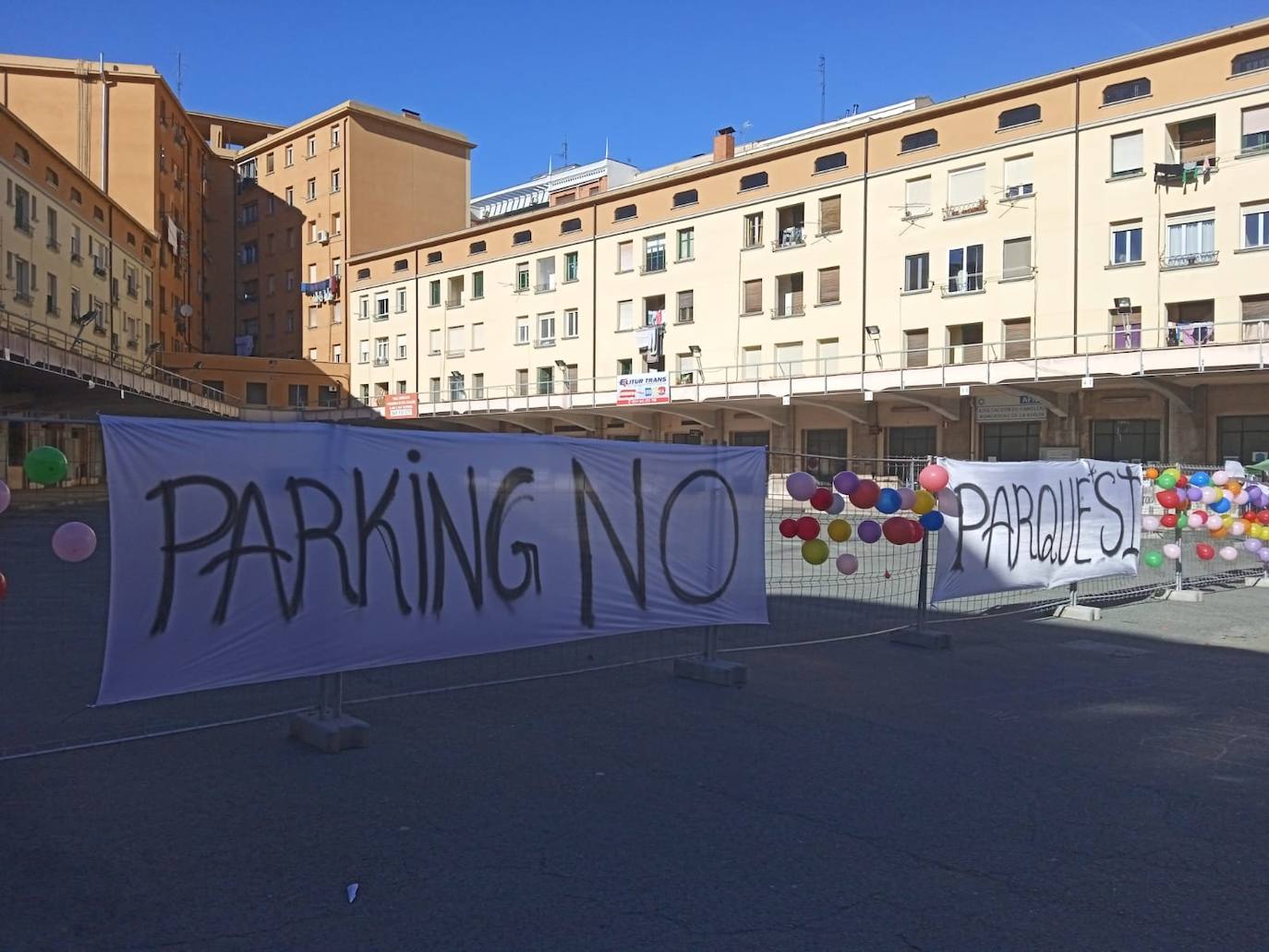 Carteles reivindicativos, el pasado domingo, en el vallado del patio de dársenas de la vieja terminal.