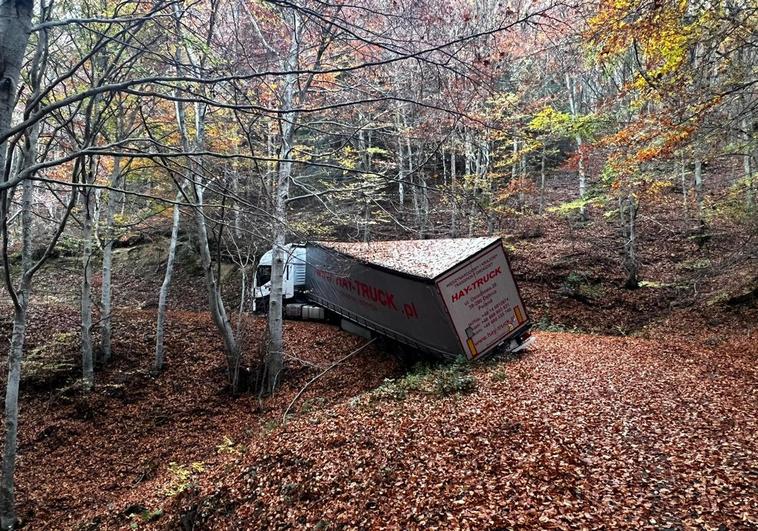 El tráiler se dirigía al paso fronterizo de La Junquera y acabó atascado de esta forma en una pista forestal de Ezcaray.