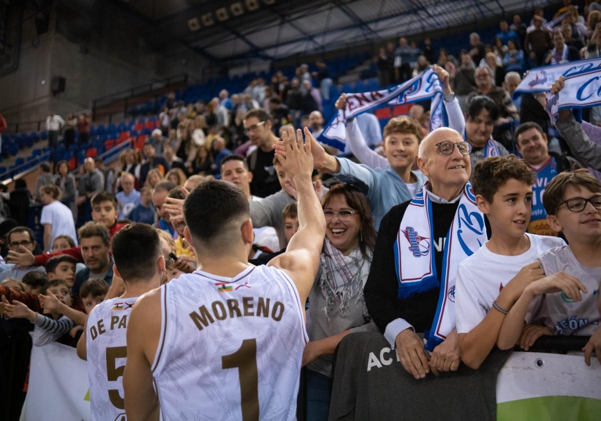 Los blanquiazules celebran un triunfo con los aficionados.