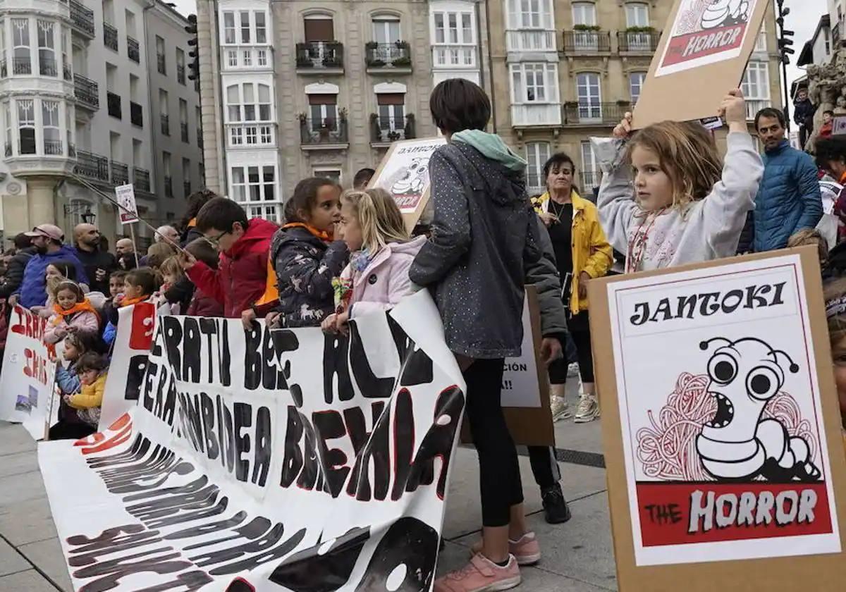 Imagen de una protesta en Vitoria por la comida escolar.