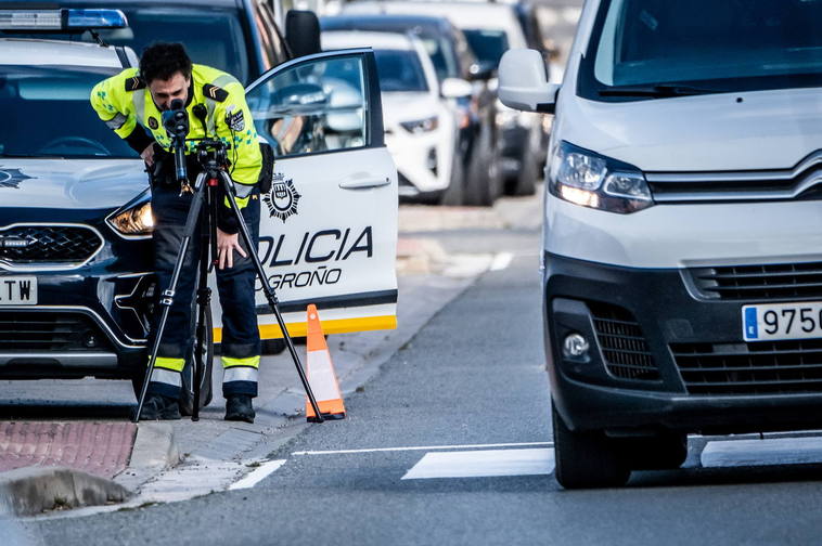 Un agente de la Policía Local en un reciente control de velocidad con el radar móvil.