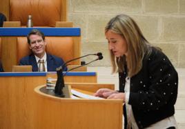 Capellán sonríe durante la intervención de Cristina Maiso.