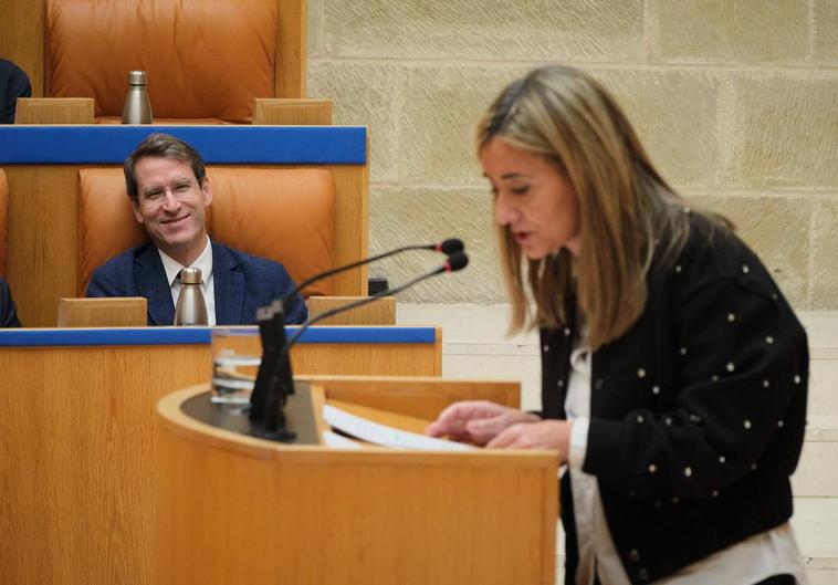 Capellán sonríe durante la intervención de Cristina Maiso.