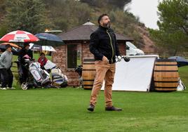 Enrique Pérez observa el vuelo de su bola, en el tee de salida del hoyo uno.