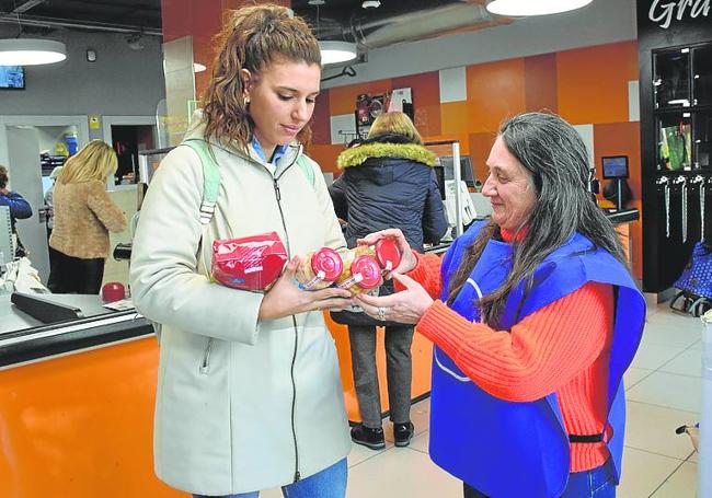 Alba Velázquez dona unos alimentos en el Lupa de Gran Vía.