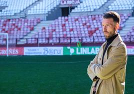 Andrés García observa una acción durante el partido entre la SDL y la Real Sociedad.