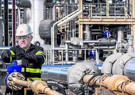 Un operario trabaja en la planta de proceso del gas natural de Sotés.