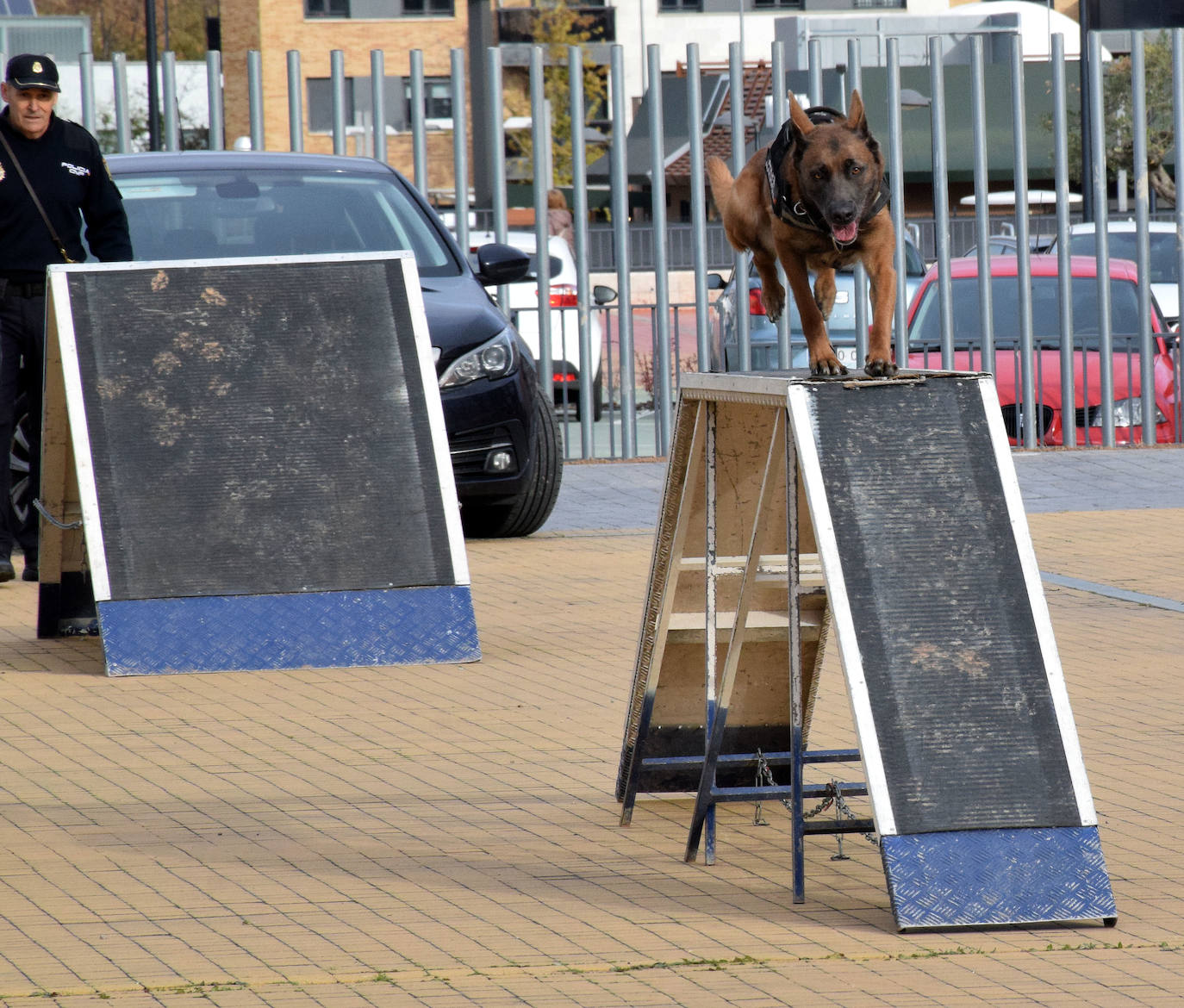 La Policía Nacional se acerca a los niños