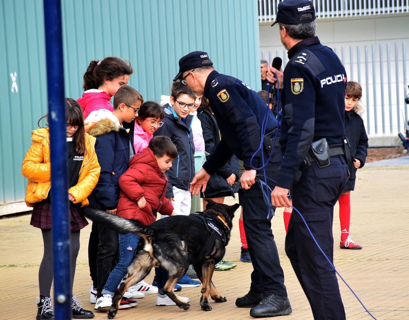 La Policía Nacional se acerca a los niños