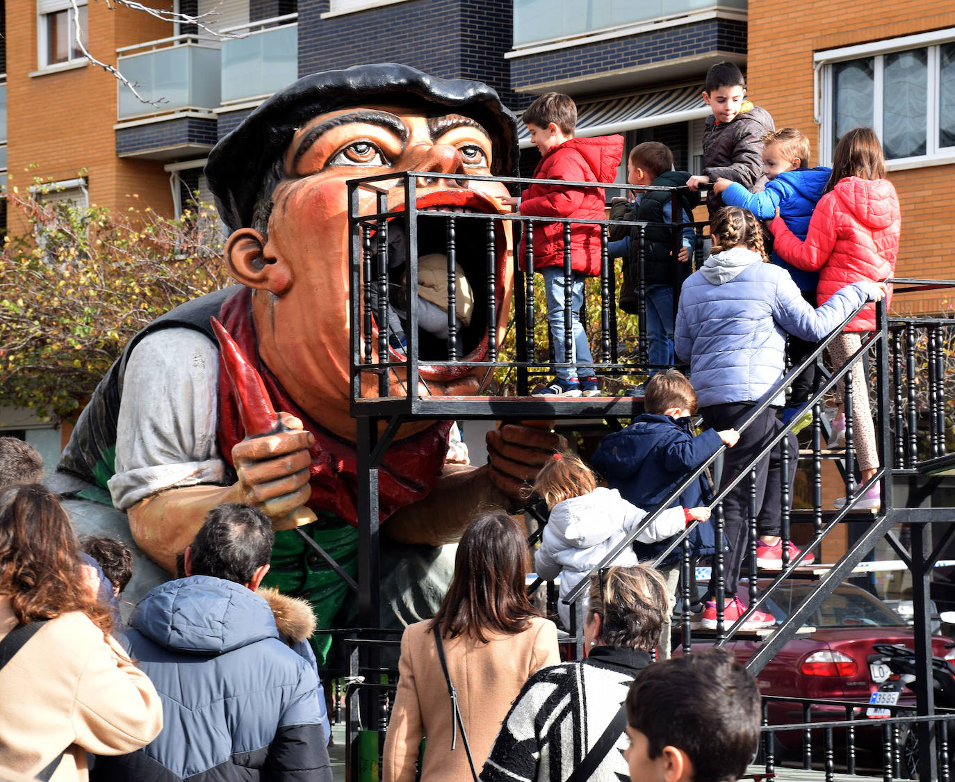 La Policía Nacional se acerca a los niños