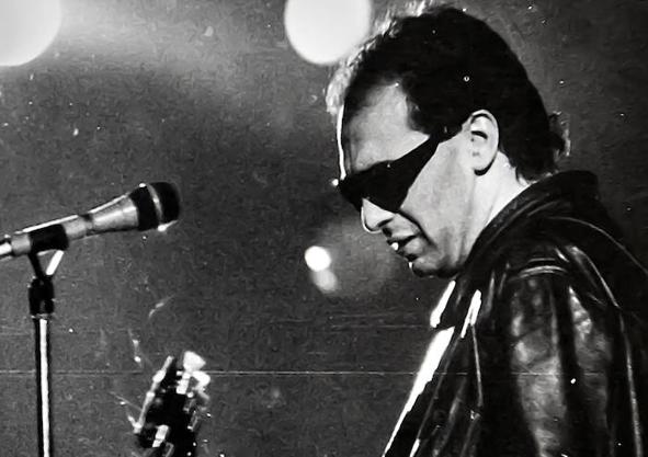 Imagen secundaria 1 - Burning en el camerino, y Pepe Risi en acción, en el Iberpop '85. Abajo a la derecha, Nacho García Vega y Antonio Vega, de Nacha Pop, en Iberpop '84