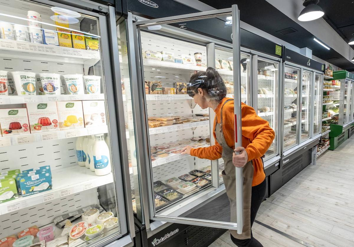 Zona de productos refrigerados de un supermercado de Logroño.