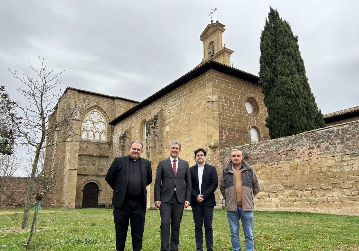 El Monasterio de Cañas acogió la presentación de la exposición, con Suárez y Pérez Pastor.